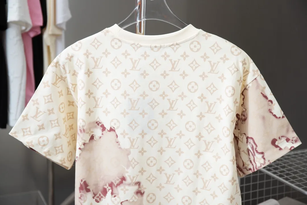 🅿️190 High-quality Lv 2025 early spring new model, MONOGRAM full-width presbyopia printed short-sleeved T-shirt, using digital printing technology to render pixel light and shadow for the Monogram pattern, and its silk-screen texture and knitting effect complement each other. Synchronized with the official website, pure cotton fabrics at the counter! Comfortable against the skin, durable and easy to wear, meticulous original craftsmanship, custom-made 260g vat-dyed fabric, very comfortable to the touch, latest brick cabinet synchronization, OS off-shoulder version, fashionable and individual, super versatile and good-looking, very suitable for both men and women, must-have style, hang tag, collar label, washed wheat, complete with three labels S M L XL